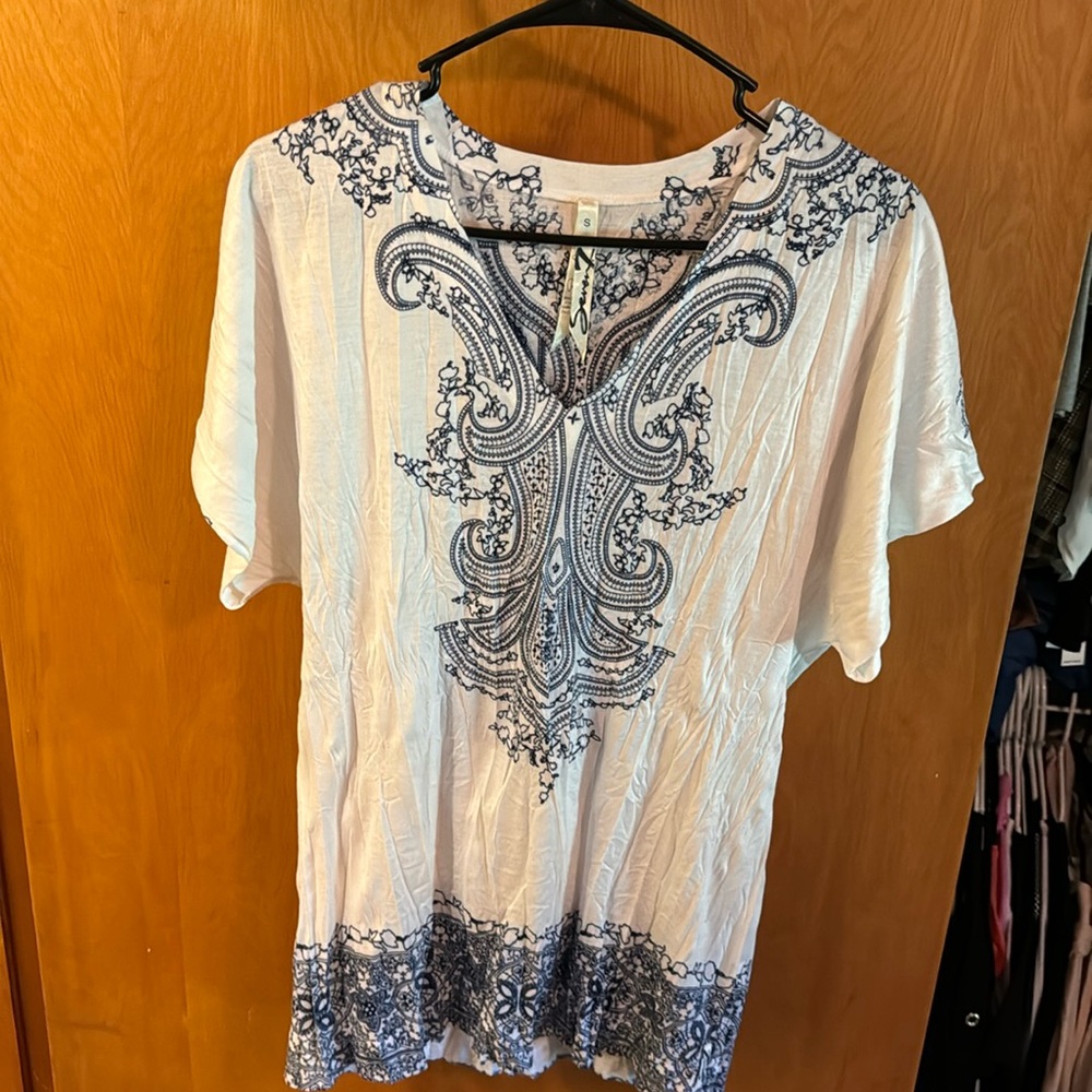 The brand is seven 7 bought it at Macy’s. It’s a size small fits like a medium.